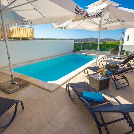 Apartment Jerry With Private Pool Milna  Bagian luar foto