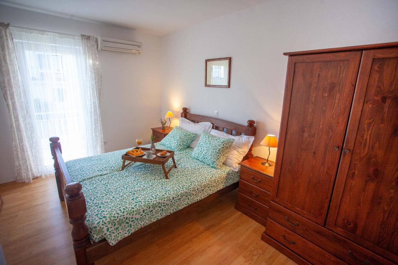 Apartment Jerry With Private Pool Milna  Bagian luar foto