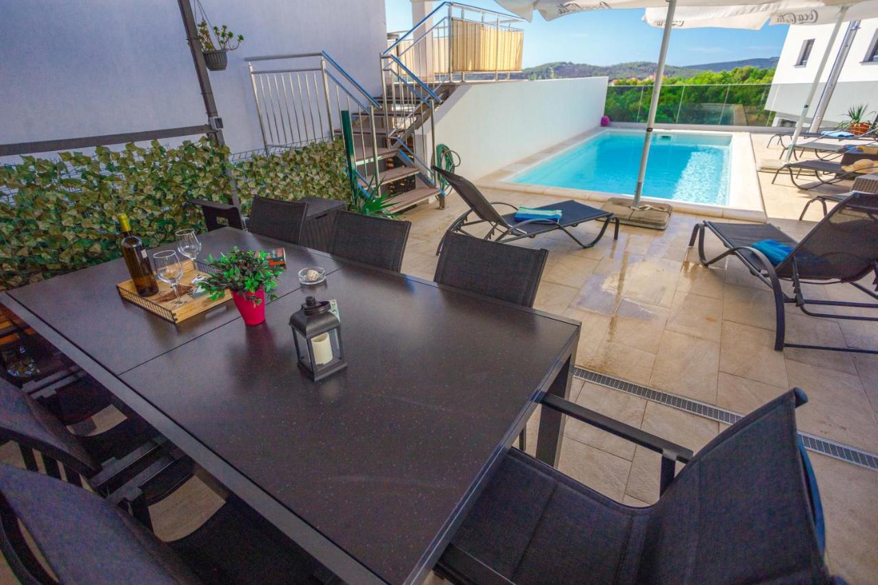 Apartment Jerry With Private Pool Milna  Bagian luar foto
